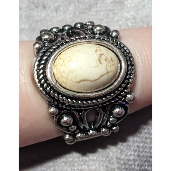 Victorian Style Silver Tone Stretch Ring With Marbled White Cabochon Size 7 1/2 - Picture 13 of 16